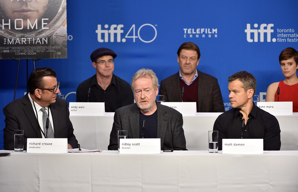 Sean Bean, Ridley Scott, Matt Damon e a equipe de Perdido em Marte