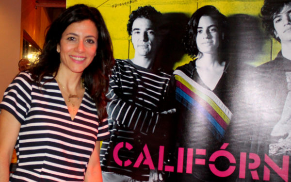 Marina Person ao lado do cartaz de Califórnia