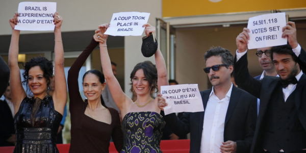 Com a equipe de Aquarius, protestando no Festival de Cannes