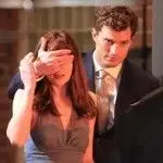 Olhar de Cinema :: Os Cinquenta Tons da Vida 2 20150220 jamie dornan blinds dakota johnson in fifty shades of grey set photo e1424461768335