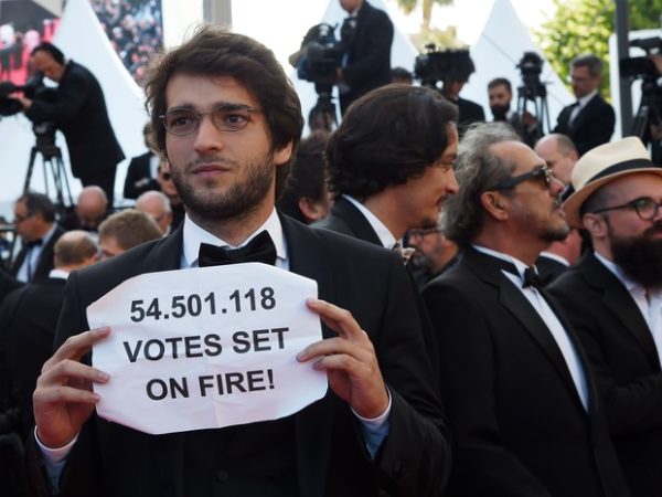 Humberto Carrão protestando em Cannes - Foto: ANNE-CHRISTINE POUJOULAT/AFP