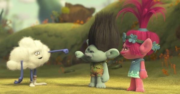 Cena do filme Trolls, com os personagens Nuvem, Tronco e Poppy