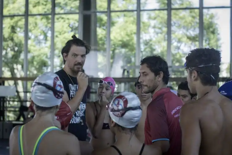 Começam as filmagens do longa Raia 4 em Porto Alegre 2 20180115 papo de cinema emiliano cunha e jose henrique ligabue de camiseta vermelha e elenco credito tuane eggers ausgang