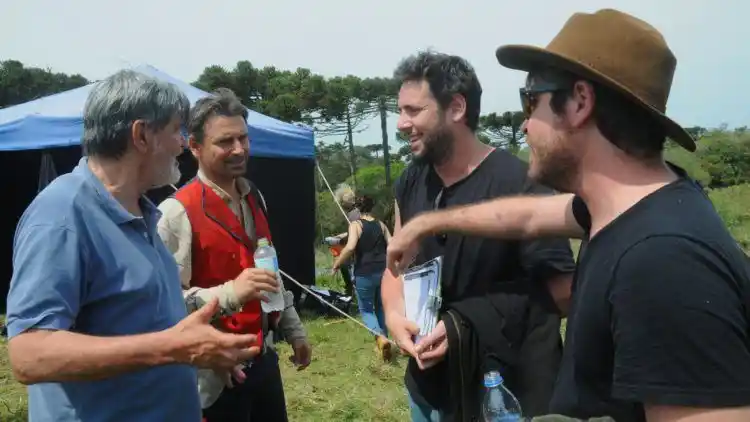 Set Visit :: A Cabeça de Gumercindo Saraiva 3 20181012 13. o ator murilo rosa com tabajara ruas diretor beto burd 1ad e lucas tergolina continuista descontracao no set de filmagens de acgs em sao francisco de paula rs by dulce helfer