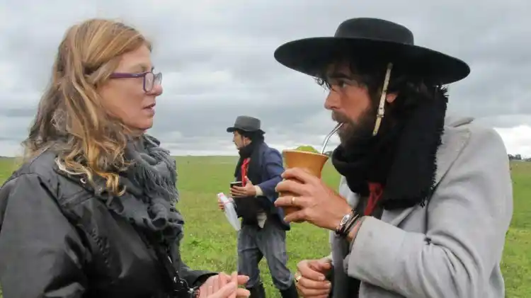 Set Visit :: A Cabeça de Gumercindo Saraiva 6 20181012 19. produtora executiva ligia walper com o ator marcos pitombo. nao faltou o tradicional chimarrao durante as filmagens do longa metragem acgs by dulce helfer