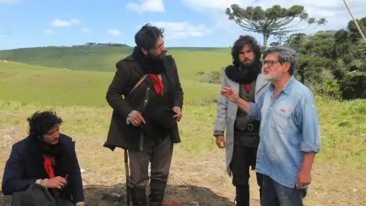 Set Visit :: A Cabeça de Gumercindo Saraiva 4 20181012 diretor tabajara ruas com os atores allan souza lima leonardo machado e marcos pitombo os revolucionarios maragatos em sao francisco de paula foto dulce helfer
