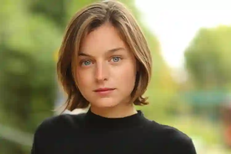 20190410 emma corrin papo de cinema