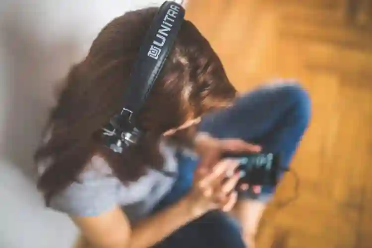 Como o Spotify revoluciona os serviços de streaming 3 20190719 music headphones listening head woman girl lady female papo de cinema