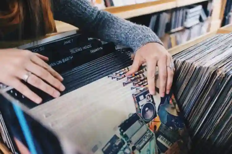 Como o Spotify revoluciona os serviços de streaming 4 20190719 vinyl records store shopping retro music audio album rock papo de cinema