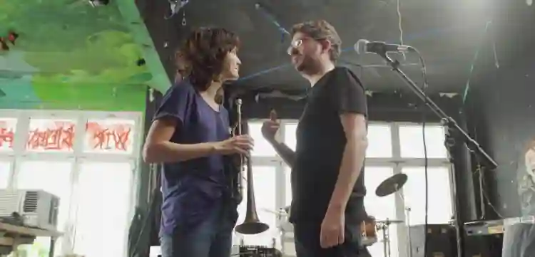 Ainda Temos a Imensidão da Noite :: "O rock deu identidade a Brasília", afirma Gustavo Galvão 3 20191204 ayla gresta e o diretor gustavo galvao foto de javier chiocchio