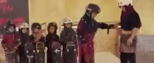20200205 learning to skateboard in a warzone if youre a girl papo de cinema
