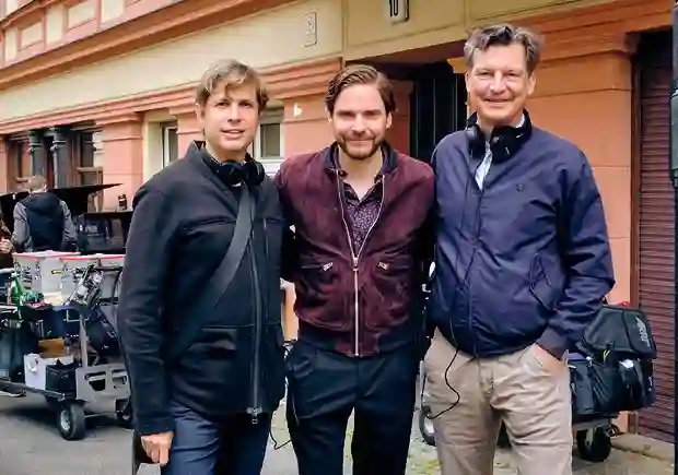Next Door :: Daniel Brühl prepara sua estreia como diretor 2 20200916 daniel bruhl papo de cinema