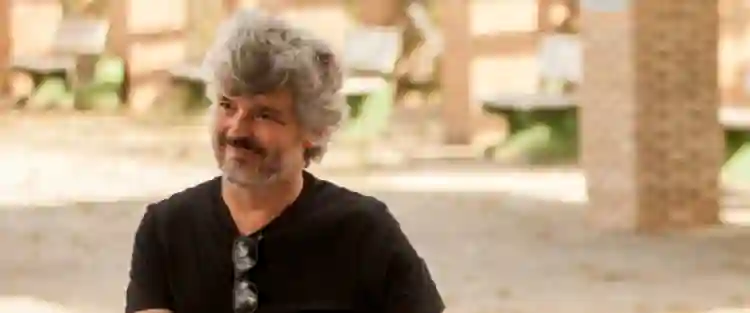 Atravessa a Vida :: "O filme não aponta dedos, apenas provoca uma reflexão", explica o diretor João Jardim 2 20200928 joao jardim atravessa a vida papo de cinema 800