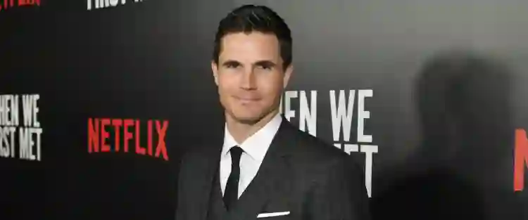 Resident Evil :: Filme derivado dos games escolhe elenco 2 20201006 robbie amell papo de cinema 1200