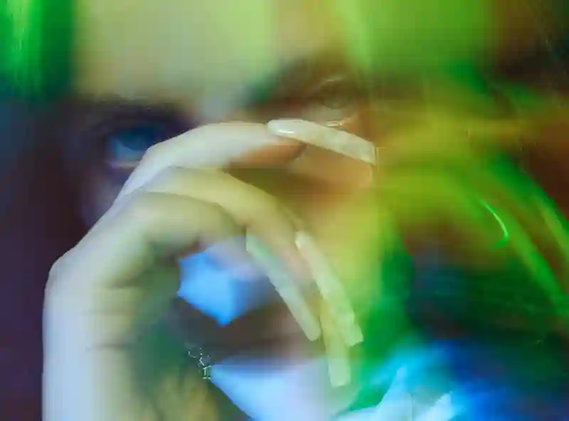 20210222 billie eilish the worlds a little blurry papo de cinema 800