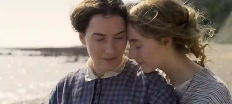 Opinião: O que três romances históricos entre mulheres nos dizem sobre o cinema LGBTQIA+? 3 20210603 amonite papo de cinema banner