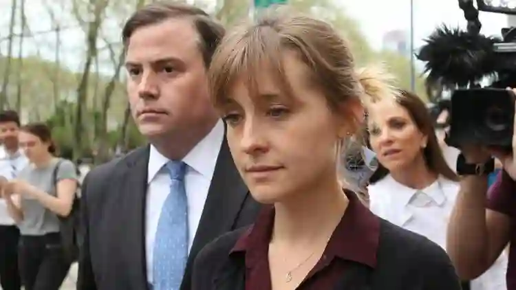 Estrela de Smallville é condenada a três anos de cadeia por envolvimento em seita sexual 2 20210701 allison mack papo de cinema