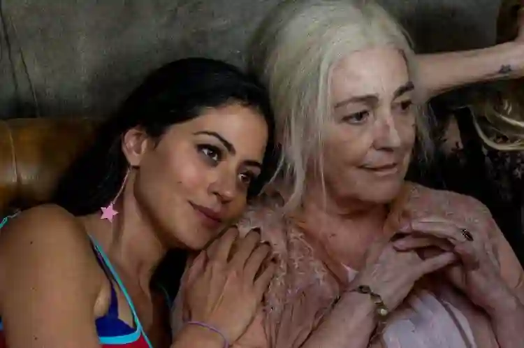 Veneza :: “Minha personagem traz à tona uma discussão de como é importante não rotular, não ter preconceitos”, revela Carol Castro 4 20210713 carol castro carmen maura papo de cinema