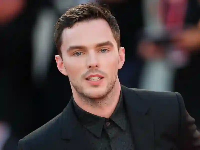 20210804 nicholas hoult papo de cinema 800