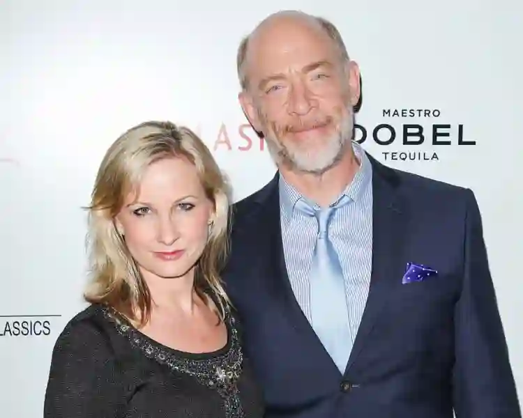 The Woods :: J.K. Simmons interpretará sociopata em thriller dirigido por sua esposa 2 20210929 michele schumacher jk simmons papo de cinema