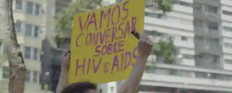 20211007 deus tem aids filme documentario critica banner