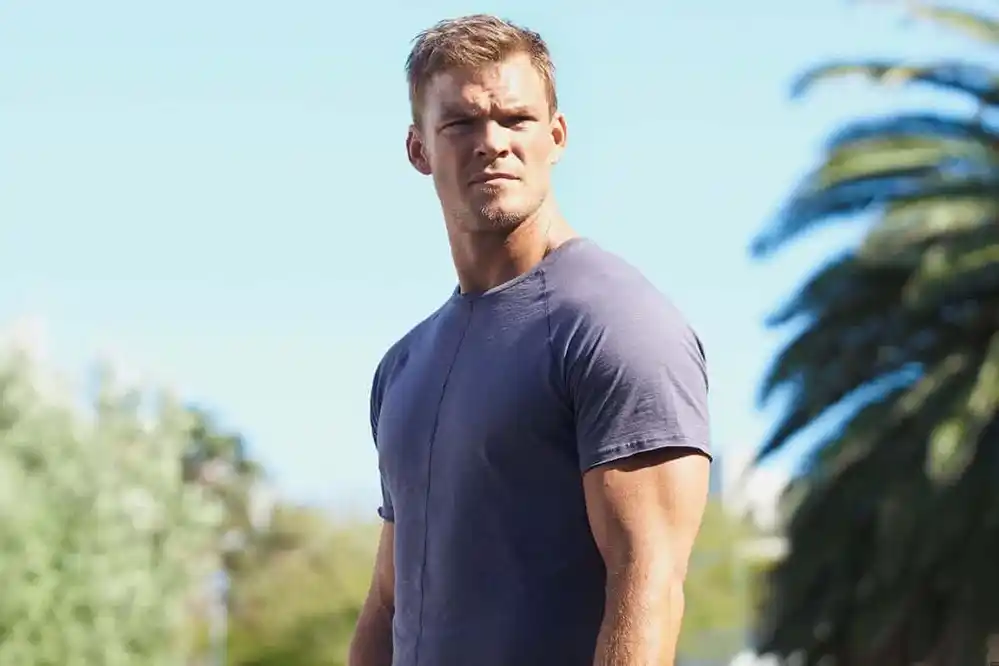 Jack Reacher :: Saga chegou ao fim com Sem Retorno? Há chances de novo filme? 3 Alan Ritchson como Jack Reacher