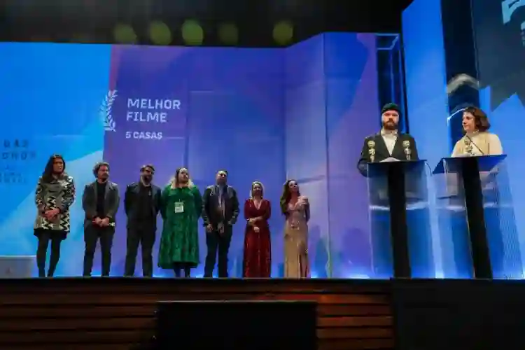 Festival de Gramado 2022 :: Noites Alienígenas ganha o Kikito de Melhor Filme 4 20220822 5 casas papo de cinema 1