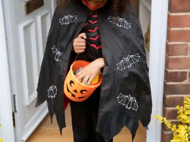 20221028 crianca com fantasia de diabo fofa mas assustadora
