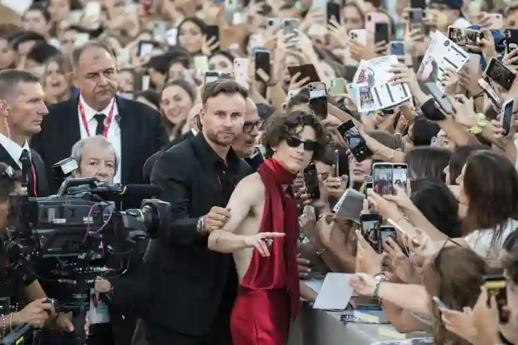Até os Ossos :: “É um filme que fala sobre a voracidade por consumo nos tempos atuais”, reflete Timothée Chalamet (EXCLUSIVO) 5 20221201 timothee chalamet veneza papo de cinema