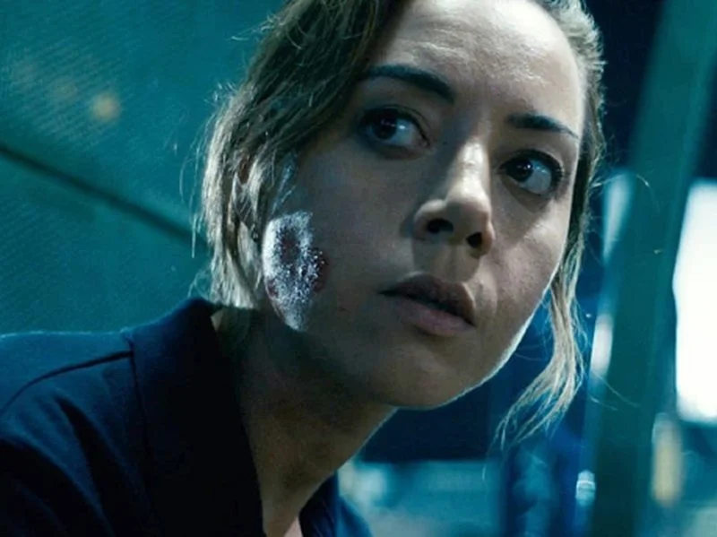 20230109 emily the criminal papo de cinema 800