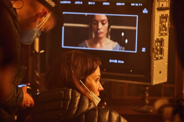 Emily :: “Fiz esse filme pensando nas mulheres mais jovens, ainda tentando descobrir quem são de verdade”, revela a diretora Frances O’Connor 5 20230116 9h4a5104