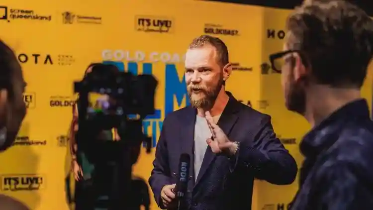 O Portal Secreto :: “Este é um filme totalmente australiano, mas que poderia ter sido feito em qualquer lugar do mundo”, afirma o diretor Jeffrey Walker 2 20230804 jeffrey walker entrevista papo de cinema