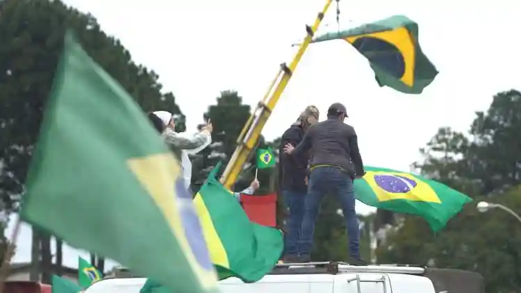 No Céu da Pátria Nesse Instante :: “Não é sobre esse ou aquele lado. É sobre o Brasil, e nós todos estamos vivendo essa situação”, afirma Sandra Kogut 3 20231212 in the nations sky still 3