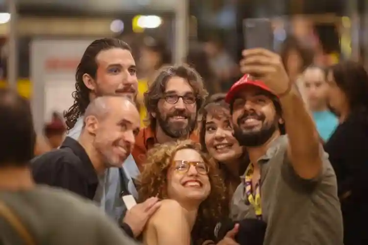 Mais um dia, Zona Norte :: “Gosto do jogo, que não se entenda se o personagem é real ou não. Acho o maior barato quando isso fica confuso”, confessa Allan Ribeiro 4 20231214 327 fbcb23 cvr 5449