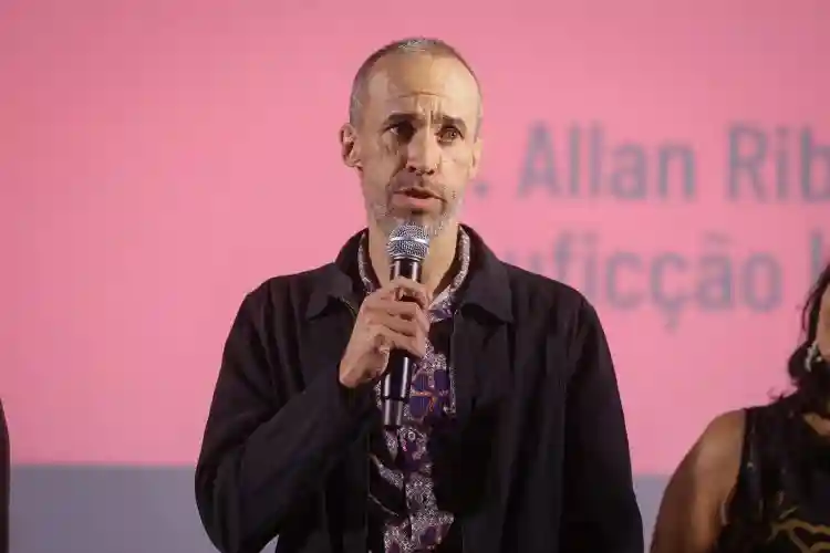 Mais um dia, Zona Norte :: “Gosto do jogo, que não se entenda se o personagem é real ou não. Acho o maior barato quando isso fica confuso”, confessa Allan Ribeiro 2 20231214 406 fbcb23 cvr 5902