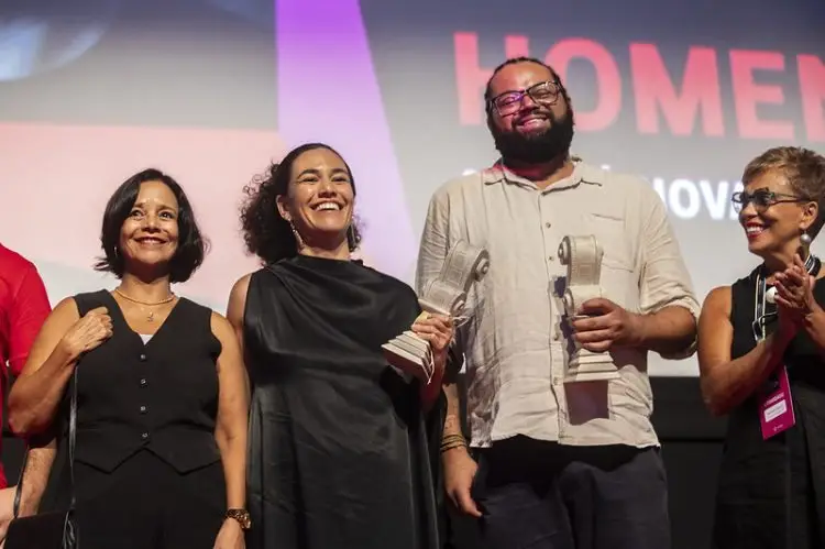 27ª Mostra de Cinema de Tiradentes :: Homenagens, música e emoção marcam a abertura do evento 3 20240120 mostra tiradentes dia01 papo de cinema 4