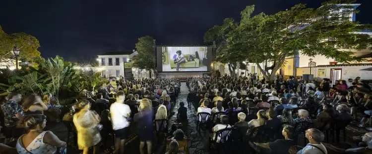 27ª Mostra de Cinema de Tiradentes :: Exibições especiais valorizam o telão na praça de Tiradentes 2 20240122 festival tiradentes papo de cinema