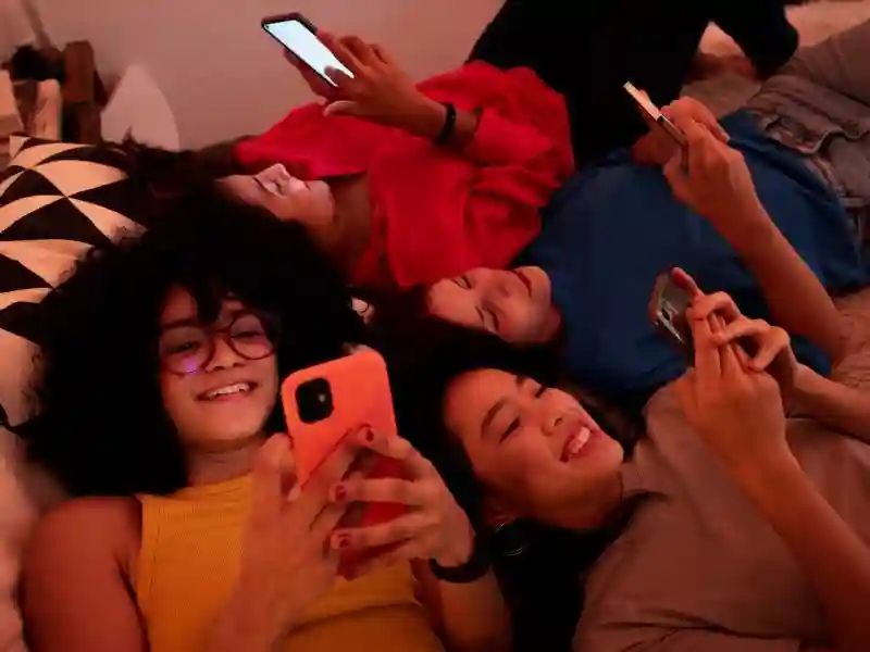 20240216 mulheres sorridentes de alto angulo com smartphones