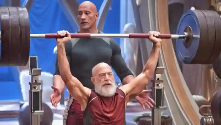 Tudo o que sabemos até o momento sobre Operação Natal 3 The Rock e Simmons no set de Operação Natal
