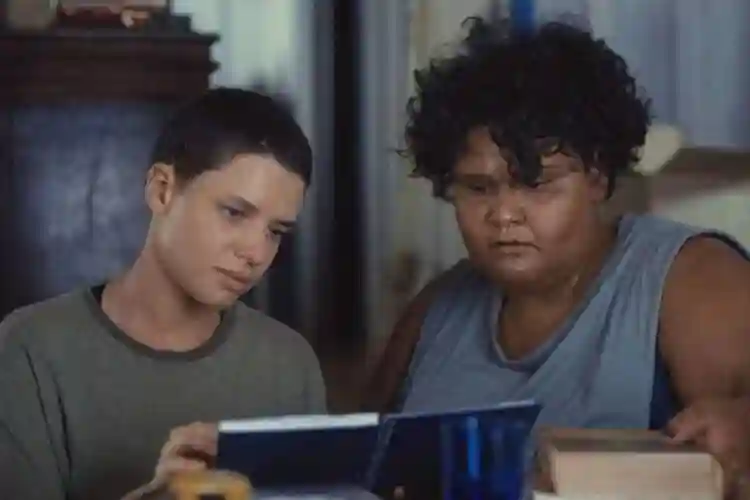 Cidade; Campo :: “Tem uma camada, nesse filme, sobre o fim do mundo. E isso já está acontecendo”, afirma Bruna Linzmeyer 2 Bruna Linzmeyer e Mirella Façanha em cena de Cidade; Campo