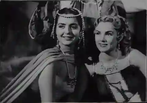 Fada Santoro, estrela do cinema brasileiro das décadas de 1940 e 1950, morre aos 100 anos 3 Fada Santoro (E) ao lado de Eliana em "Nem Sansão Nem Dalila"