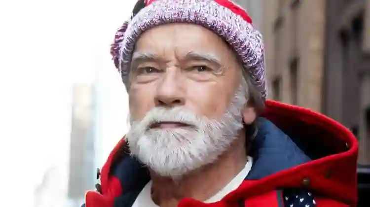 Arnold Schwarzenegger :: Ainda é Natal? Astro se transforma em Papai Noel para novo filme 2 Arnold Schwarzenegger