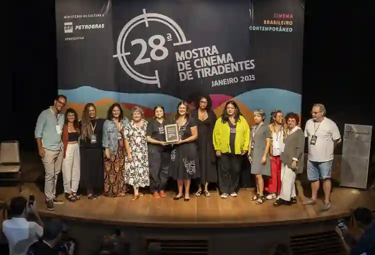 Mostra de Tiradentes 2025 :: Fórum do evento mineiro produz carta com prioridades do setor audiovisual. Documento será encaminhado ao governo 2 Depois da leitura da Carta da Mostra de Tiradentes 2025. Foto/divulgação
