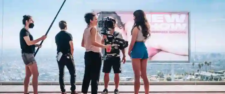 Oscar 2025 :: Única mulher indicada a Melhor Direção, por A Substância, Coralie Fargeat tem chances? 2 Oscar 2025: a indicada Coralie Fargeat no set de "A Substância"