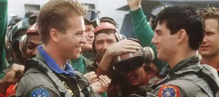 Val Kilmer, ator de Top Gun, The Doors e Batman, morre aos 65 anos 2 Val Kilmer e Tom Cuise em Top Gun: Ases Indomáveis (1986)
