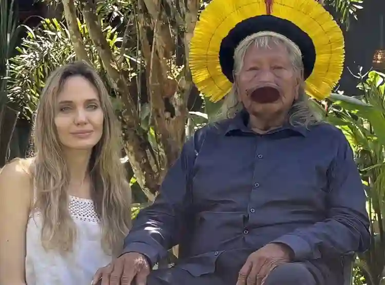 Angelina Jolie está no Brasil? Fomos investigar o que trouxe a atriz ao Parque do Xingu no Mato Grosso 2 Angelina Jolie e o caique Raoni. Foto/Maurício Dias