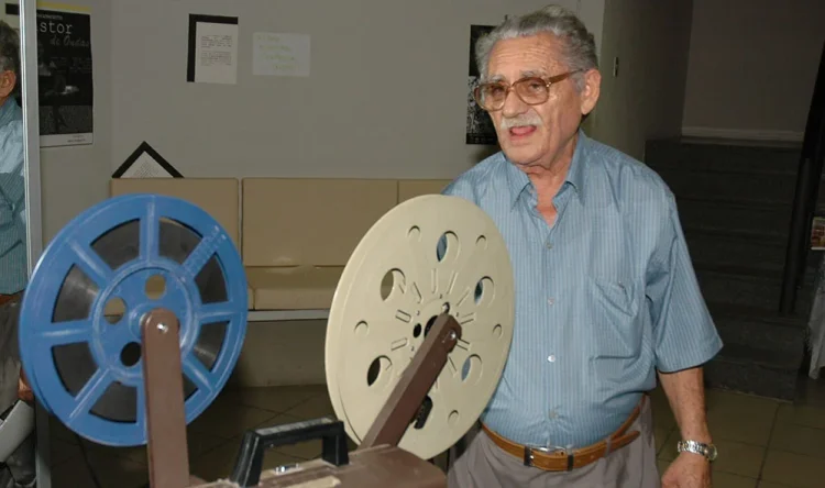 Cinema Novo :: Ícone do movimento cinematográfico será revisitado em longa-metragem 2 O Homem Por Trás do Cinema Novo: Linduarte Noronha