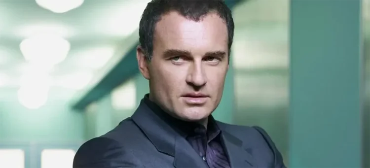 Julian McMahon, ator indicado ao Globo de Ouro, morre aos 56 anos 2 Julian McMahon como Christian Troy, em Estética