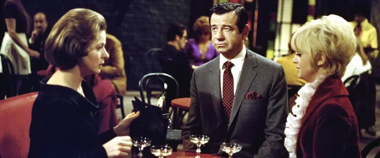 Sessão da Tarde :: Você sabia que Esposa de Mentirinha, filme de hoje (10/07), é remake de um vencedor do Oscar? 3 Walter Matthau, Ingrid Bergman e Goldie Hawn em uma mesa no filme Flor de Cacto