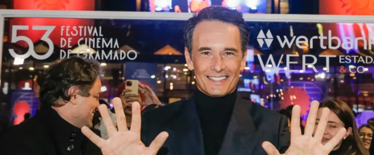 Rodrigo Santoro deixando suas marcas na calçada da fama de Gramado. Foto: Edison Vara
